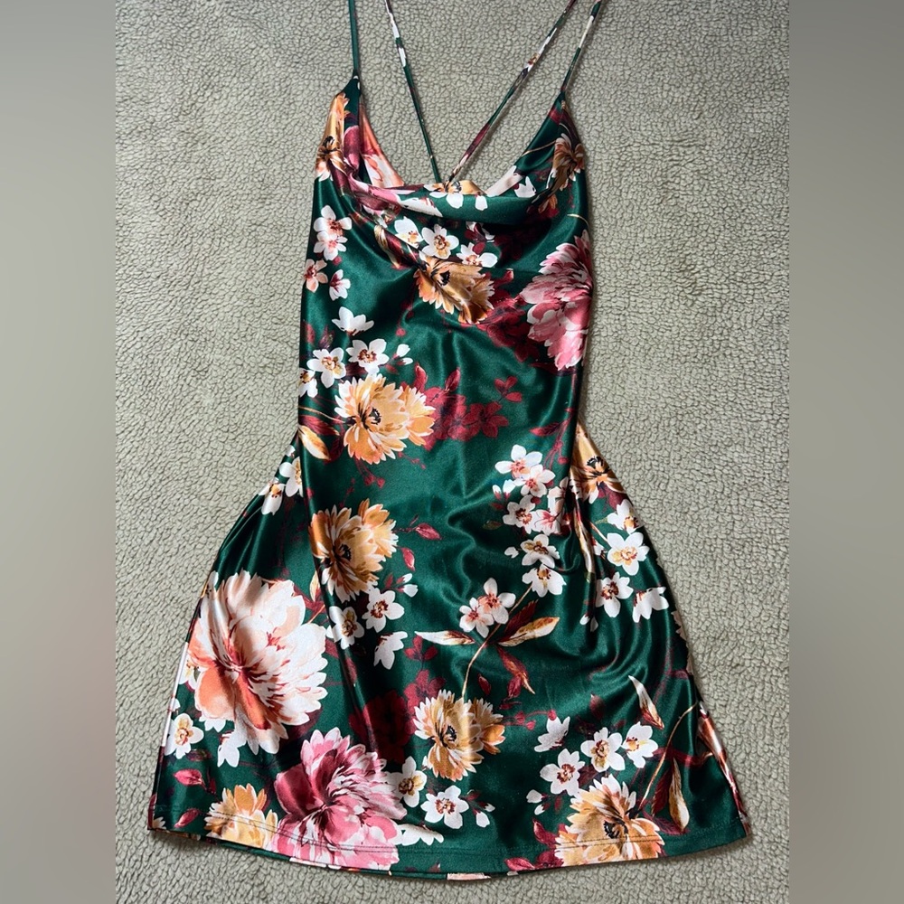 Fliratious Beauty Floral
Mini Dress women’s size Large